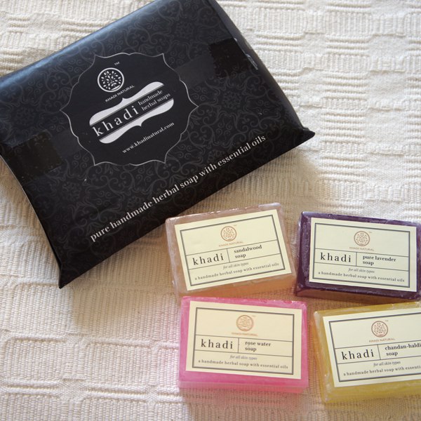印度Khadi soap纯手工精油皂礼盒套装四块檀香薰衣草玫瑰姜黄300g