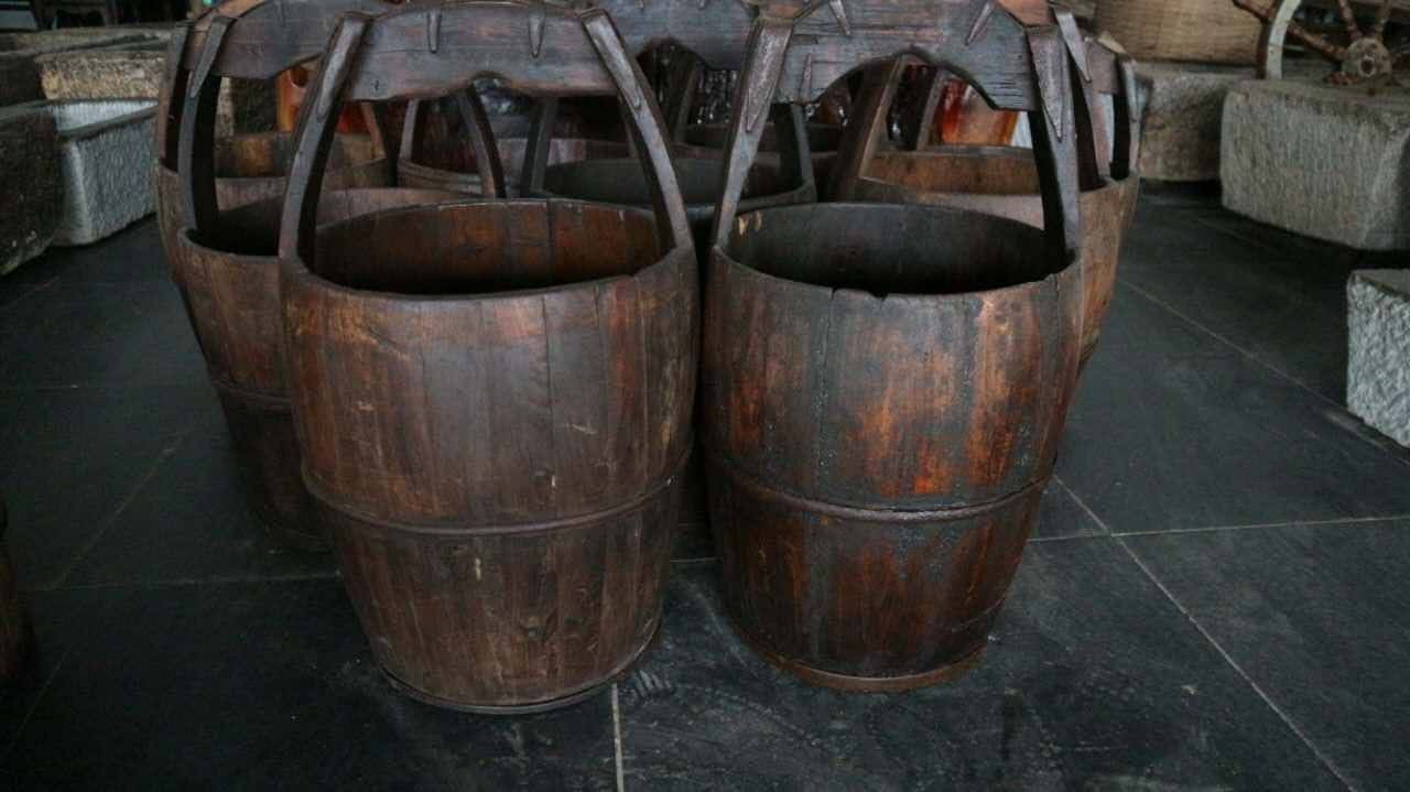 Old wooden barrels in the 1950s folk nostalgic old objects quaint nostalgic solid wood barrels Chinese trash cans