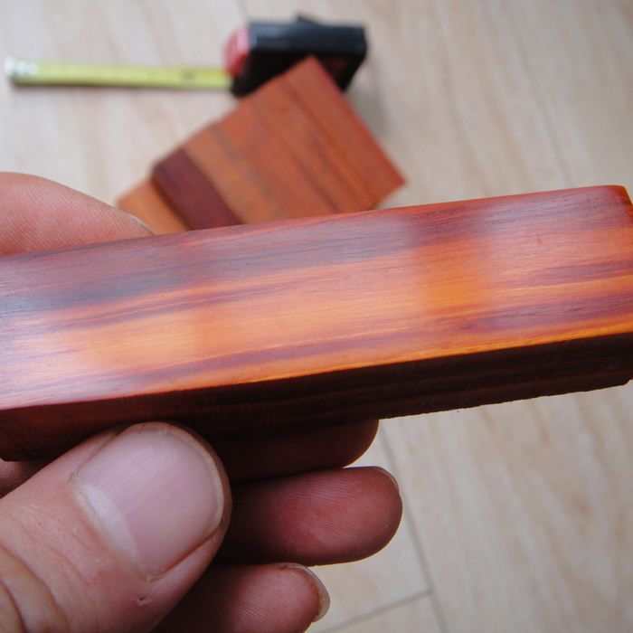 Authentic Small Leaf Purple Sandalwood Red Wood Buddha Pearl Material Hand Strings Red Wood Small Stock Cigarette Holder DIY Wood Wood Block Koolulu