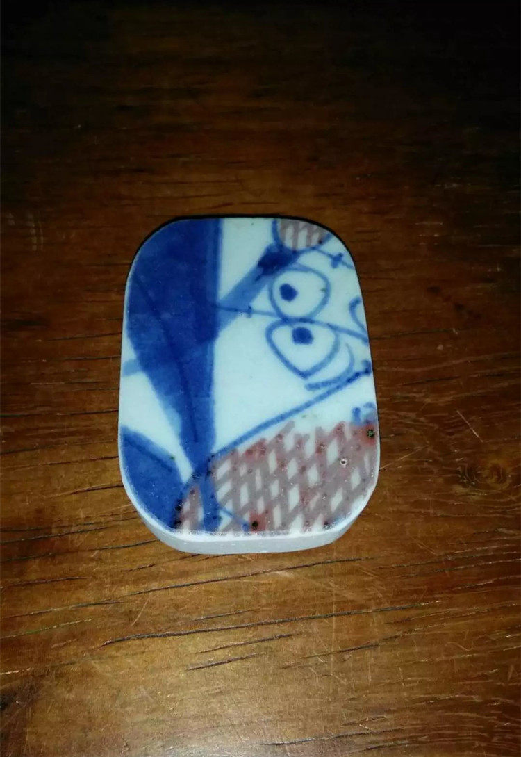 Bag Old Genuine Qing Dynasty Green Flower Glazed Red Ancient Porcelain Sheet Pendant Necklace Old Porcelain Sheet Good Hair Color Submarine World Pattern