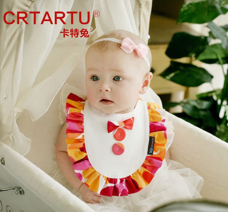 卡特兔花边婴幼儿三角巾时尚英伦风宝宝防水柔软可调节口水巾围兜