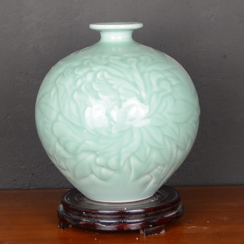 Jingdezhen ceramic hand - carved celadon vase Chinese style restoring ancient ways the sitting room is a strange flower, adornment is placed