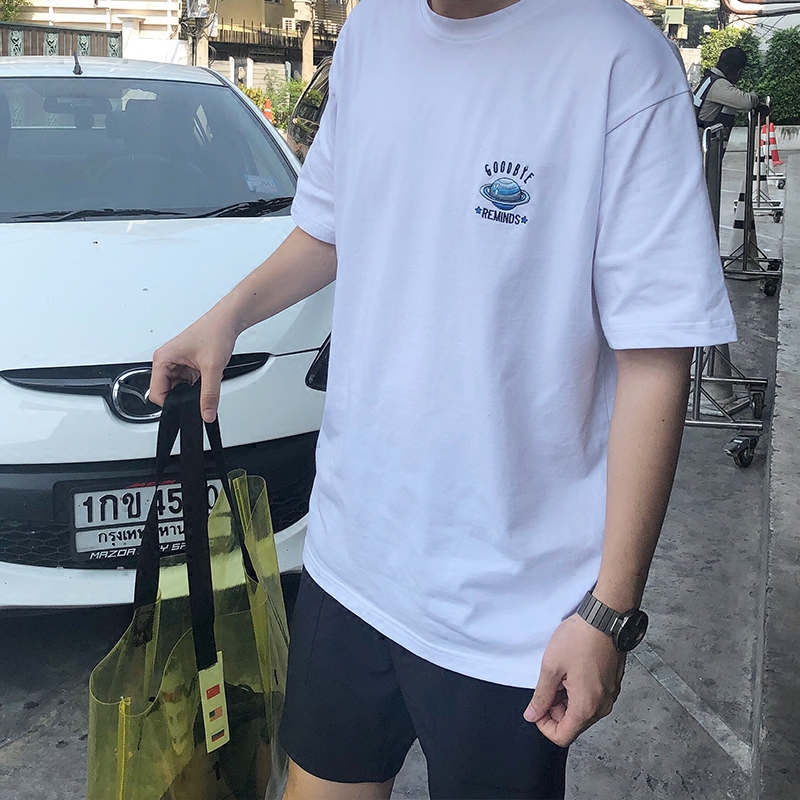 Featured image of post Korean Mens Oversized T Shirts - This trend reminiscent of the &#039;90s grunge era made a big entrance for both men and women during seoul fashion week.