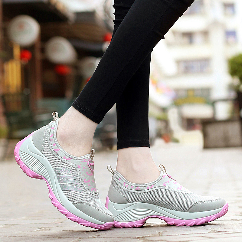 Middle-aged shoes female anti-slippery soft soles Summer shoes mesMommy shoes breathable leisure net tourism shoes
