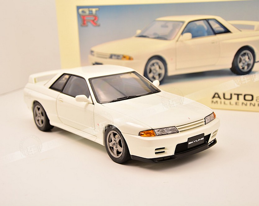 The Rio Tinto 1:18 AutoArt is suitable for the Nisan GTR R32 white car model