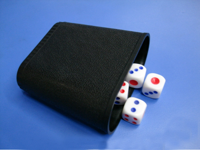 Tail single flat dice cup plastic game color cup sieve cup bar KTV throwing cup chess dice cup throwing cup