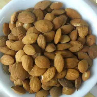 Chinese herbal medicine peach kernels with skin peach kernels 500 grams two pieces