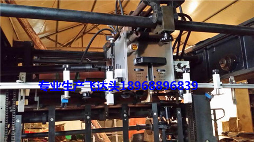 Die-cutting machine flying darthead film-covering machine flying up to head