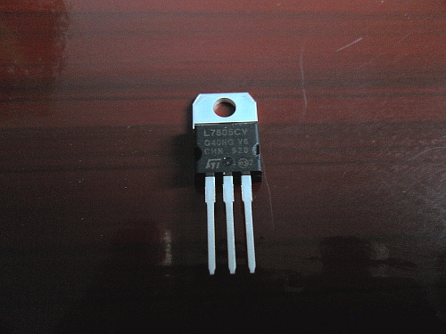 L7805 voltage stabilizing IC