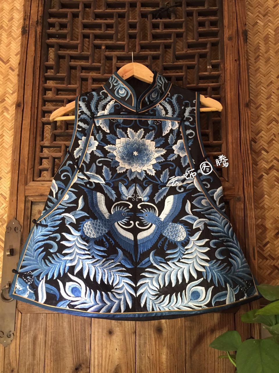 Cloud decoration totem original hand-made vest ethnic wind hand-embroidered blue and white phoenix peony loose version of the women's top