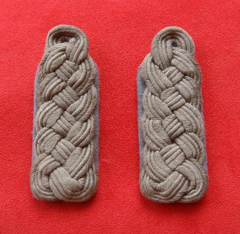 (special price) East German Democracy German German German Rain Point Camouflate Field School Officer Rank Shoulder Badge