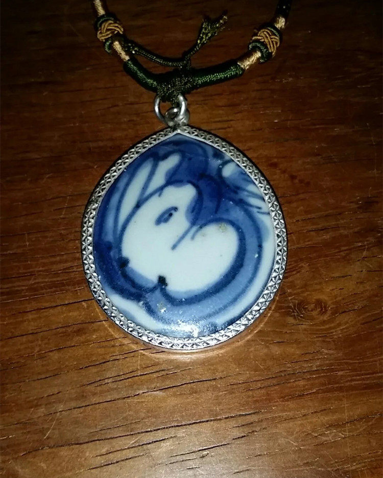 The Ming Dynasty lively little white rabbit pattern ancient porcelain sheet jewelry bag silverware made into old porcelain sheet pendant elegant and beautiful