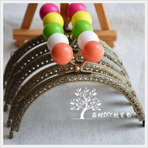 (forest wholesale) 12 5CM ancient bronze sculpted candy mouth gold 18 color with double ear can hang chain 10 packets