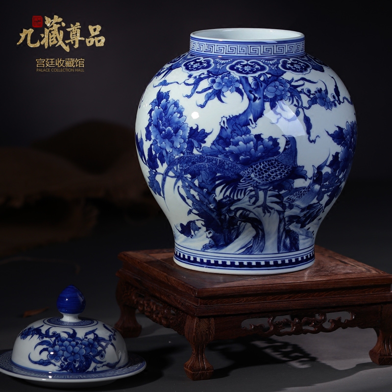 Jingdezhen ceramic vases, antique hand - made general pot cover Chinese blue and white porcelain painting of flowers and birds in the sitting room adornment is placed