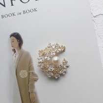 (Little Island beauty) (You look so good)Natural freshwater pearl moon brooch pendant special offer