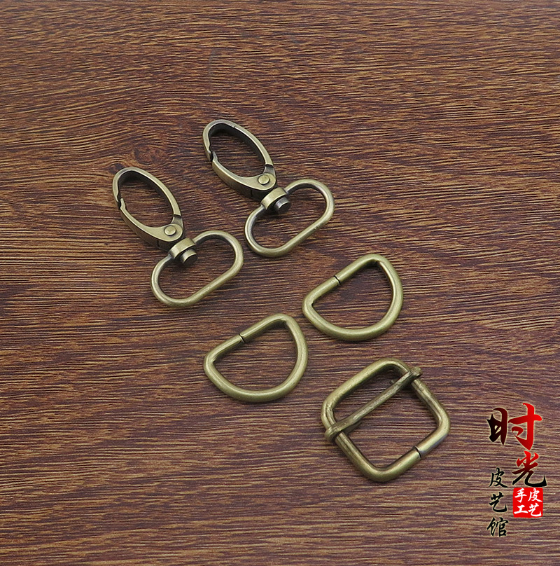 (Qing Sweeping Color) Shoulder Bag Hook Buttoned opening button Daily button hanging buckle Bab with adjustment Dogdog D Word clasp