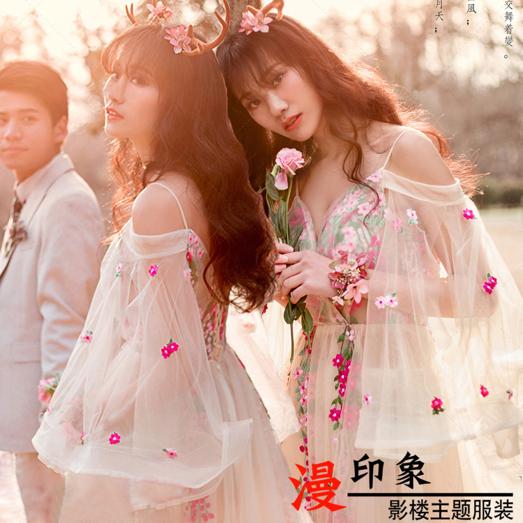 New photo gallery Subject Exterior View Forest Department Photo Gown embroidery Write True trailing deep V Collar Flowers Wedding