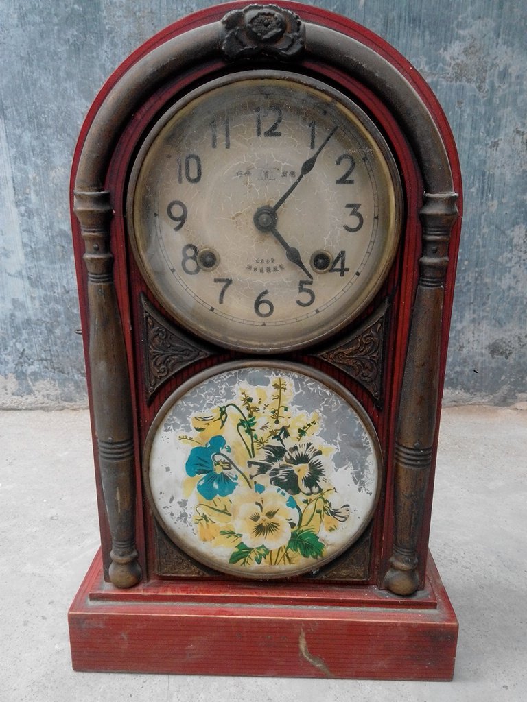 Old watch collection of 50s products public-private joint venture Old Zero Bell Bao Star Old Zone Clock and TV props
