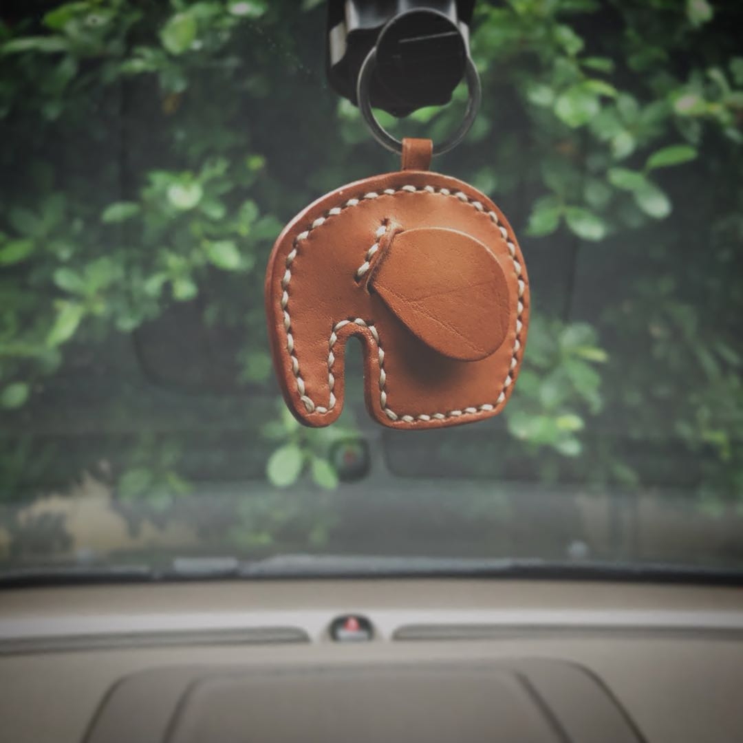 Slow worker small auspicious elephant handmade fog wax cowhide key chain key plate key decoration auspicious ruyi card