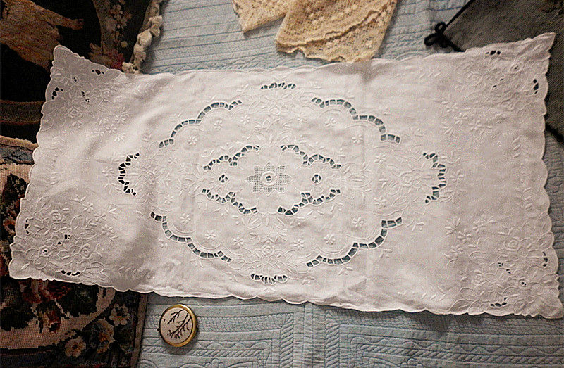 Handmade Embroidered Embroidered Buttoned lock hollowed-out table Flag table cloth Dining Cushion Tea Table Cover Towels Full Cotton Foreign Trade Bouquet Tucked