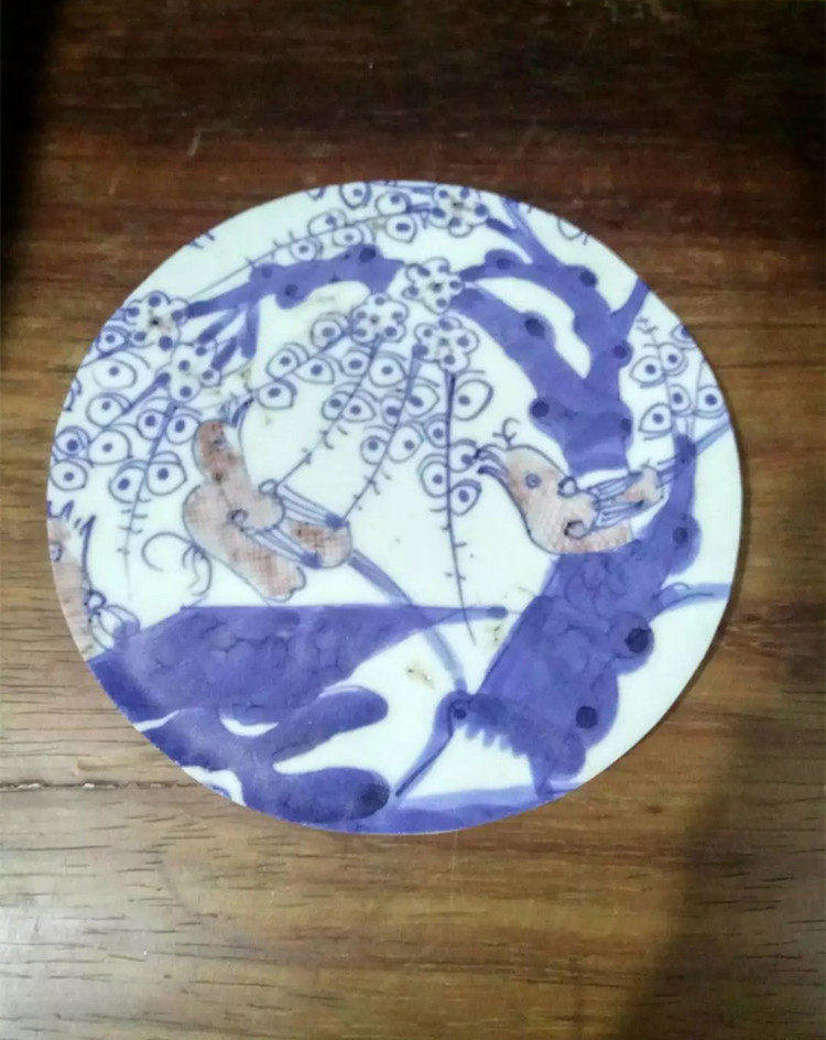 Clear and late Qing flower glazed in red old porcelain sheet Magpie Denmei Pattern Ancient Porcelain Pieces specimens can be inlaid with wooden frame collection