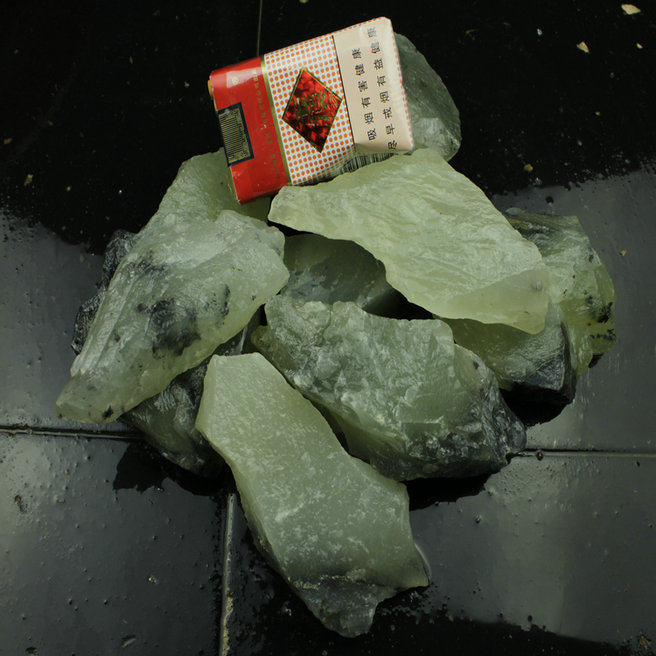 Jade raw seed coat nude corner corner ink jade carved jade jade furniture a pound price