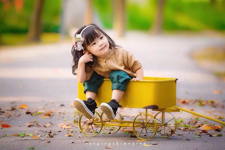 European and American children's photography props European-style driver pull cart yellow new old iron art newborn hundred-day barrel Korean version