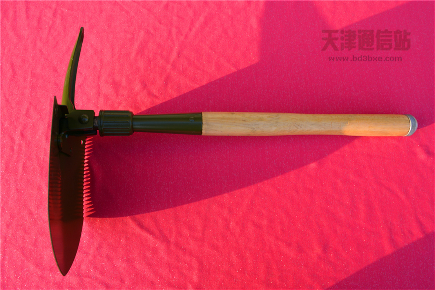 Seven-eighth-type engineer shovel Multi-function variable shovel Folding shovel old shovel with lightning rod travel car equipment