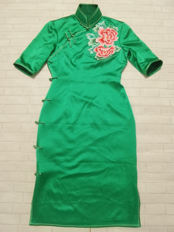 Spring and summer short-sleeved heavy silk embroidery modified Chinese Cheongsam spot sale 400 meters