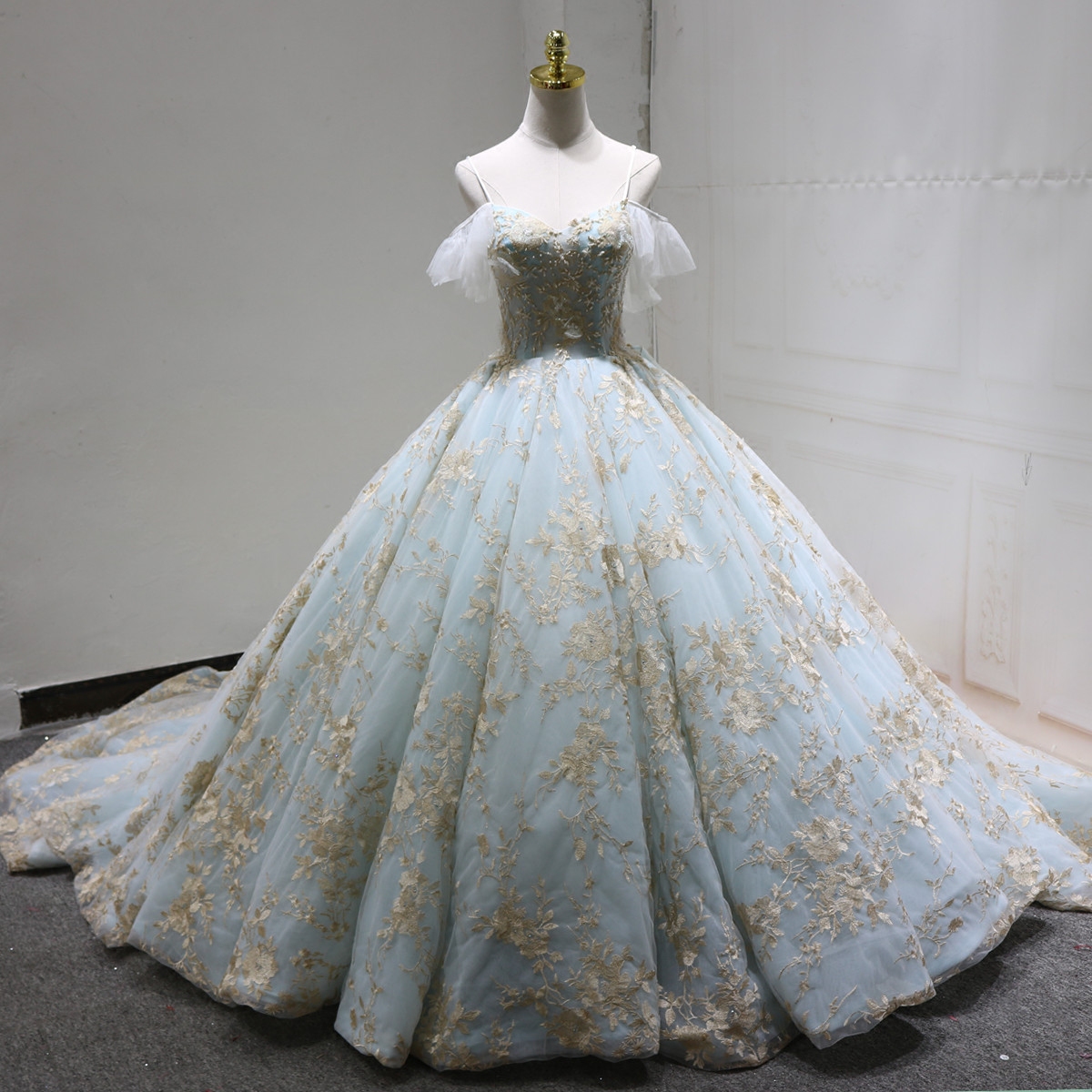 Light blue one -shaped shoulder strap wedding dress fashionable fantasy princess feeling outdoor wedding Mori ritual main wedding dress