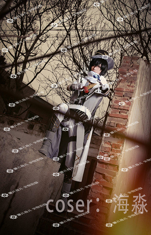 cosplay Full - time master Zhou Zixin wears cloud pen and cos suit