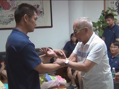 刘冠良师傅和其师父叶准交流咏春拳.