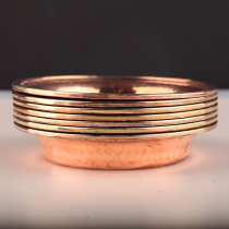 The water and land offering plate in front of the Buddha is imported from India and the pure copper carvings are used to offer the Buddha seven water bowls and eight holy water cups.