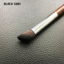 Black Suri eyeshadow scans the sloping nose shadow brushes the horseshoe shape nose shape and skewed the nose makeup