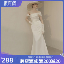 One-shoulder French light wedding dress 2023 new temperament banquet fish tail closed down the yarn white satin dress woman