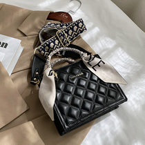 European station leather women's bag 2020 new Korean version of small fragrant wind diamond fashion shoulder slung handbag ins tide