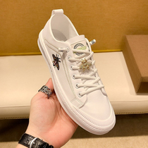 Europe station mens shoes 2022 new Korean version minimalist currents small honeybee small white shoes men 100 hitch genuine leather casual board shoes