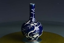 Qing Jiaqing Ji blue glaze pile flower bird pattern Changfeng Xuan Zhen Tianbao bottle