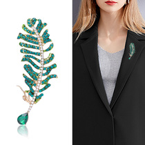 2022 New Creative Design Personality Water Diamond Feather Brooch High-end Fashion fashion Bipin male and female suit Clothing Accessories Chest Flowers
