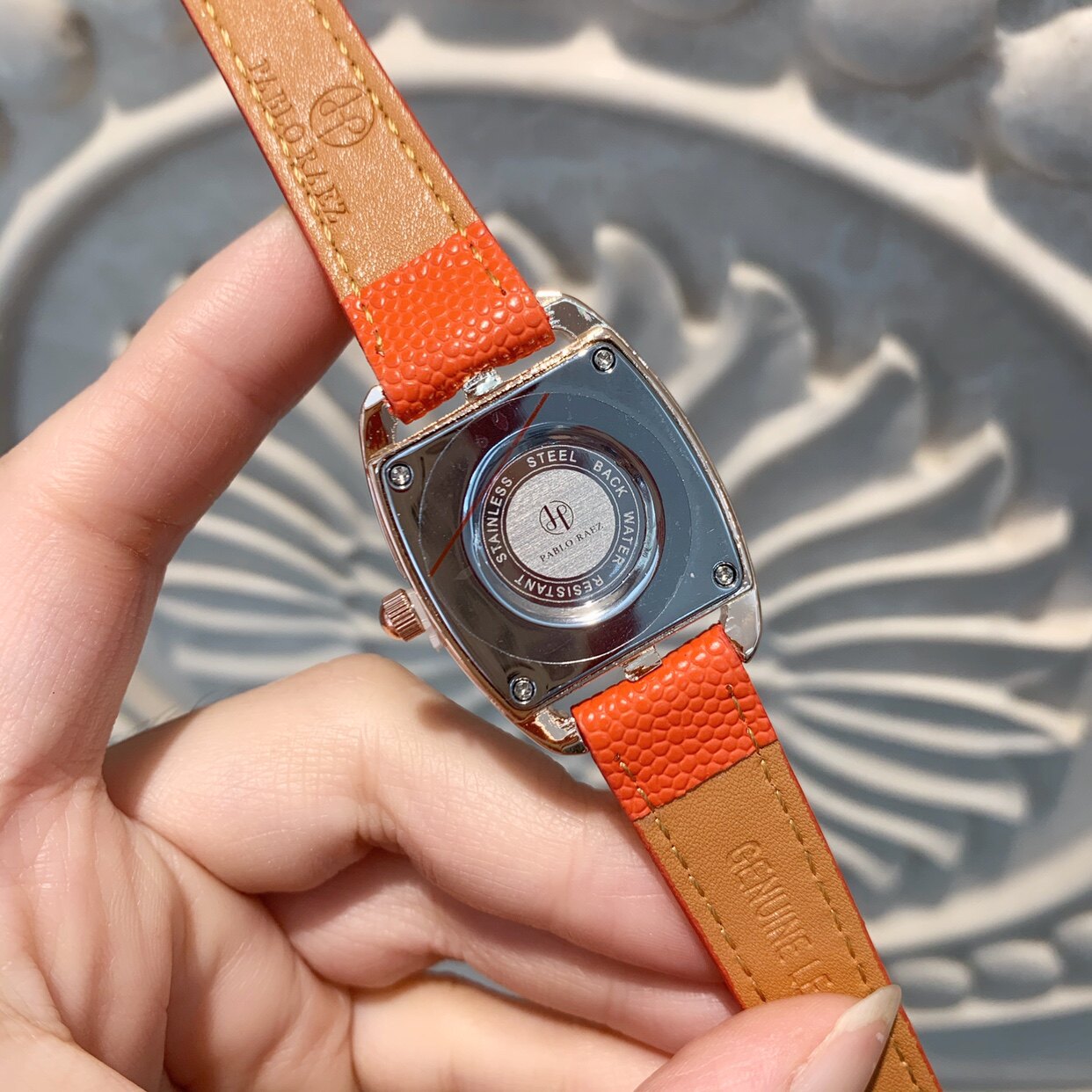 Women's Quartz Watch With Lychee Pattern Strap And Diamond Detail_voghion.com