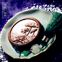 Natural green sandalwood portable mirror Three-dimensional carved classical makeup mirror portable mirror Chinese style gift for girlfriend
