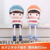 The hand holding the child and the old living room TV cabinet decoration decorations modern creative fashion entrance couple housewarming