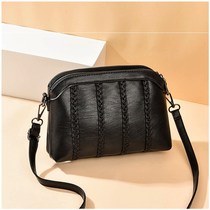 2020 middle-aged womens bag autumn and winter new mother large capacity fashion wild atmosphere in the old shoulder messenger bag