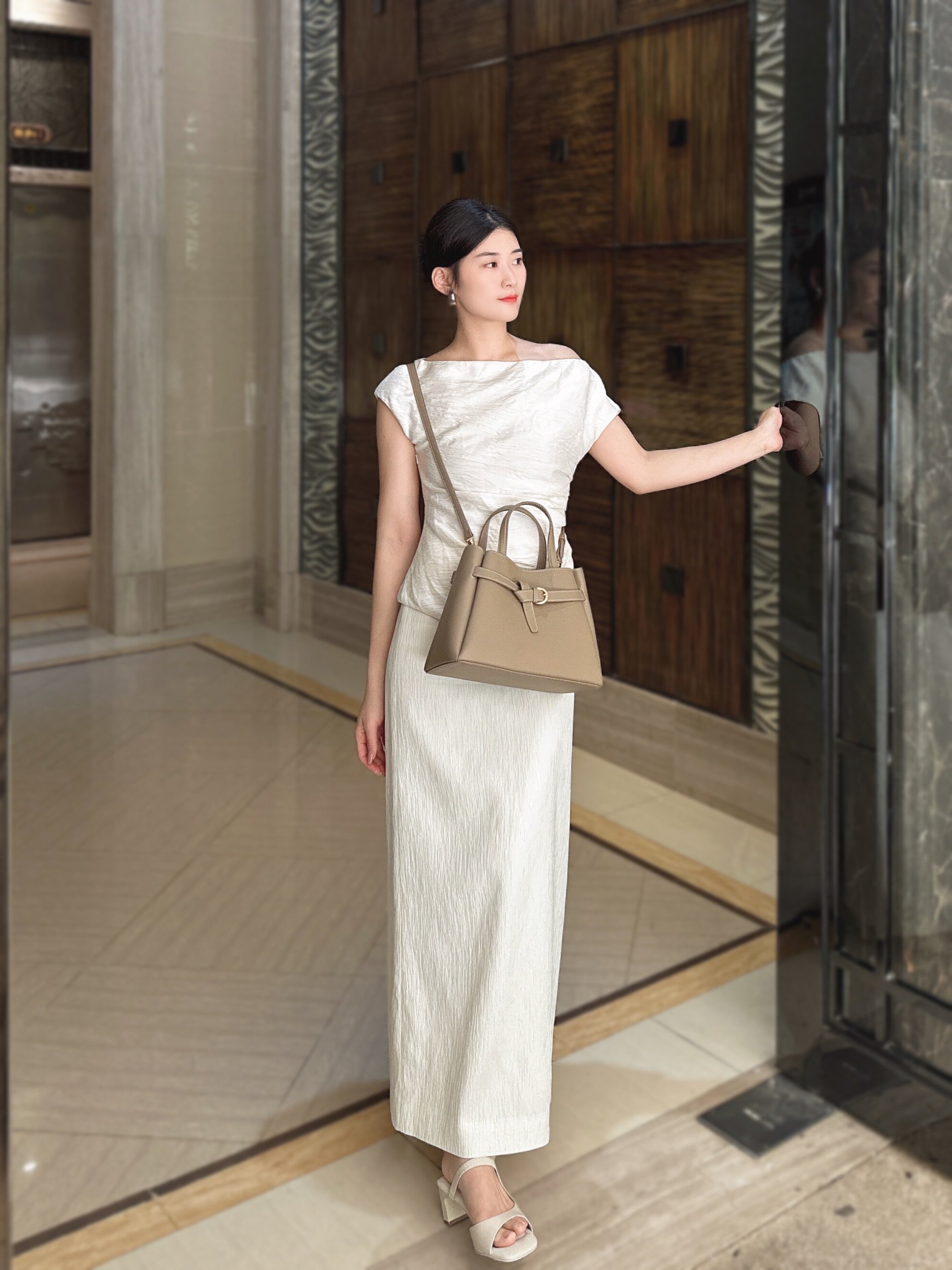 百丽质感真皮大容量托特包 牛皮材质高级耐磨 大容量装下电脑文件