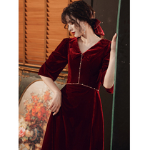 Velvet toast vintage wine red color 2021 new bride V collar wedding gown with a small sub back to the door.