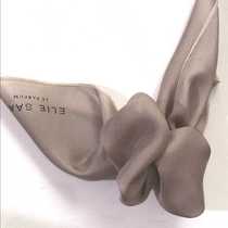 The counter gift silk scarf is put on the wrist spray some perfume