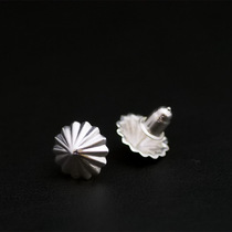 A Huo Takahashi artisanal hand for chrysanthemum buckle 925 pure silver ear nail high bridge my groom ear nail