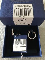 Spot piercing earrings 1172374 in the spot.