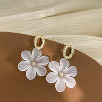 Simple flower earrings 2021 New Tide fresh Joker earrings female temperament resin flower earrings 925 silver needle