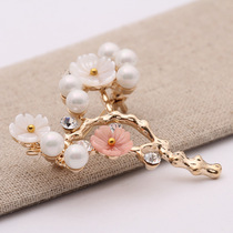 New hot sale simple simple elegant red and white imitation shell flower brooch personalized corsage pin female